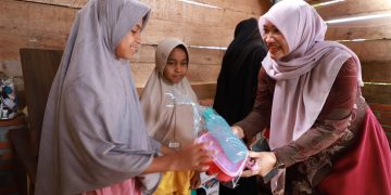 Pj Bupati dan Ketua TP PKK Aceh Besar Kunjungi Anak Yatim di Gampong Bayu