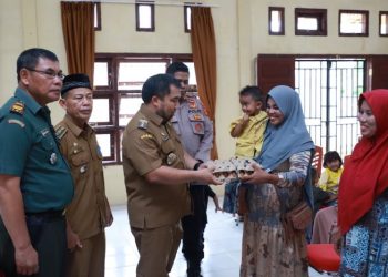Pj Bupati Aceh Besar Bagikan Telur untuk Balita di Kecamatan Simpang Tiga untuk Cegah Stunting