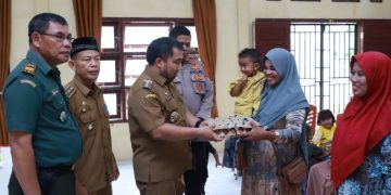 Pj Bupati Aceh Besar Bagikan Telur untuk Balita di Kecamatan Simpang Tiga untuk Cegah Stunting