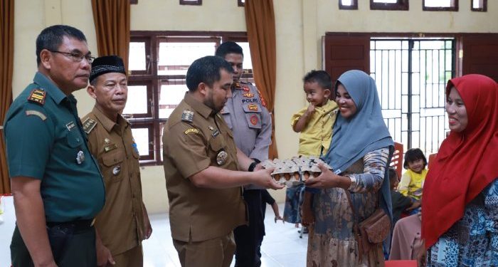 Pj Bupati Aceh Besar Bagikan Telur untuk Balita di Kecamatan Simpang Tiga untuk Cegah Stunting