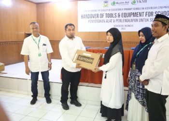 Pj Bupati Aceh Besar Serahkan Bantuan Alat dan Perlengkapan Sekolah dari YKMI