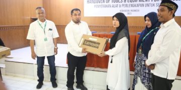 Pj Bupati Aceh Besar Serahkan Bantuan Alat dan Perlengkapan Sekolah dari YKMI