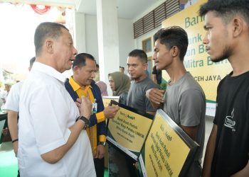 Penjabat Gubernur Serahkan Bantuan CSR Bank Aceh untuk Pelaku Usaha di Meulaboh dan Aceh Jaya