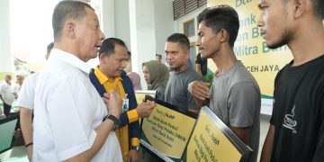 Penjabat Gubernur Serahkan Bantuan CSR Bank Aceh untuk Pelaku Usaha di Meulaboh dan Aceh Jaya