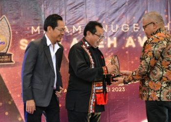 Sekda Aceh Menerima Award Birokrat Berintegritas dan Berintegrasi oleh SMSI