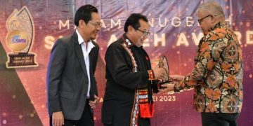 Sekda Aceh Menerima Award Birokrat Berintegritas dan Berintegrasi oleh SMSI