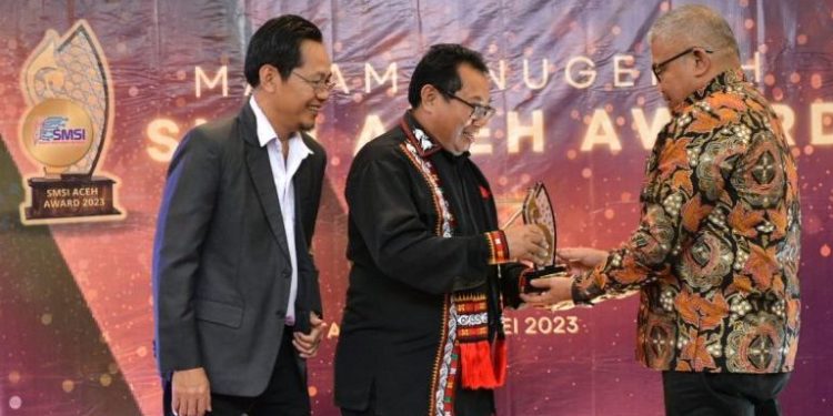 Sekda Aceh Menerima Award Birokrat Berintegritas dan Berintegrasi oleh SMSI