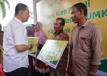 Penjabat Gubernur Serahkan Bantuan CSR Bank Aceh untuk Pelaku Usaha di Aceh Selatan dan Abdya