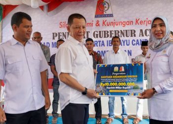 Penjabat Gubernur Serahkan Bantuan Keuangan Khusus Pemerintah Aceh untuk Pembangunan Masjid Giok Nagan Raya