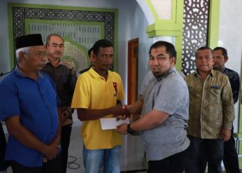 Pj Bupati Aceh Besar Serahkan Bantuan BMA untuk Korban Angin Kencang dan Kebakaran