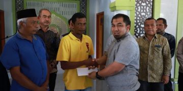 Pj Bupati Aceh Besar Serahkan Bantuan BMA untuk Korban Angin Kencang dan Kebakaran