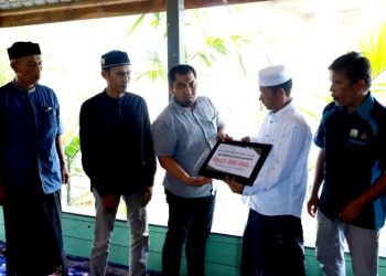 Pj Bupati Aceh Besar Serahkan Bantuan BMA untuk Dayah Islahuddin Al Amiriyah