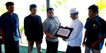 Pj Bupati Aceh Besar Serahkan Bantuan BMA untuk Dayah Islahuddin Al Amiriyah