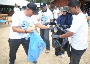 Pj Bupati Aceh Besar Apresiasi Aksi Bersih Pantai Program PT Pelindo Multi Terminal di Lampuuk
