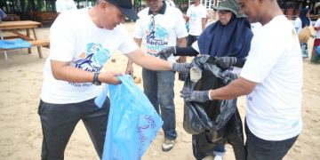 Pj Bupati Aceh Besar Apresiasi Aksi Bersih Pantai Program PT Pelindo Multi Terminal di Lampuuk