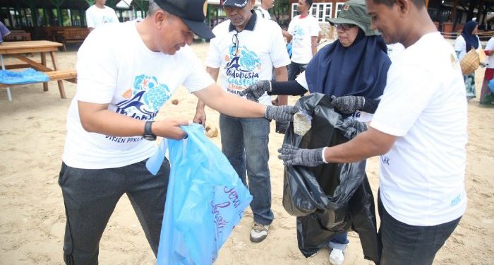 Pj Bupati Aceh Besar Apresiasi Aksi Bersih Pantai Program PT Pelindo Multi Terminal di Lampuuk