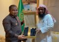 Takjub dengan Program Tahfiz Aceh Besar, Kepala Atase Agama Saudi Pakaikan Jubah Arab kepada Pj Bupati