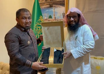 Takjub dengan Program Tahfiz Aceh Besar, Kepala Atase Agama Saudi Pakaikan Jubah Arab kepada Pj Bupati