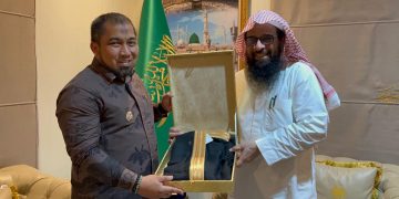 Takjub dengan Program Tahfiz Aceh Besar, Kepala Atase Agama Saudi Pakaikan Jubah Arab kepada Pj Bupati