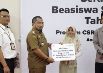 Pj Bupati Aceh Besar Salurkankan Beasiswa PT SBA Secara Simbolis Kepada Siswa Lhoknga dan Leupung