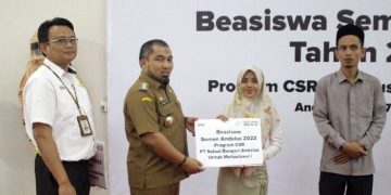 Pj Bupati Aceh Besar Salurkankan Beasiswa PT SBA Secara Simbolis Kepada Siswa Lhoknga dan Leupung
