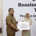 Pj Bupati Aceh Besar Salurkankan Beasiswa PT SBA Secara Simbolis Kepada Siswa Lhoknga dan Leupung