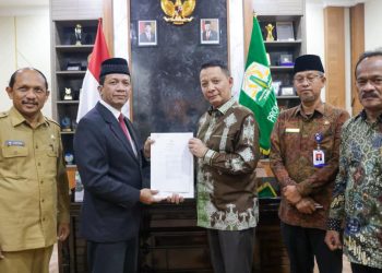 Penjabat Gubernur Serahkan SK Perpanjangan Jabatan Pj Bupati Bireuen dan Abdya