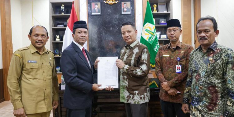 Penjabat Gubernur Serahkan SK Perpanjangan Jabatan Pj Bupati Bireuen dan Abdya