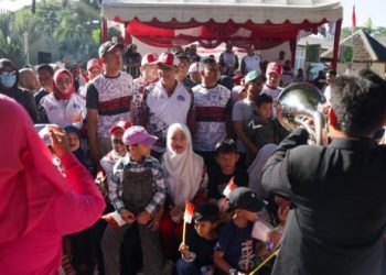 Duduk di Trotoar Jalan, Penjabat Gubernur Saksikan Pawai Karnaval Kemerdekaan Bersama Ribuan Masyarakat Kota Banda Aceh