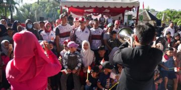Duduk di Trotoar Jalan, Penjabat Gubernur Saksikan Pawai Karnaval Kemerdekaan Bersama Ribuan Masyarakat Kota Banda Aceh
