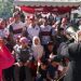 Duduk di Trotoar Jalan, Penjabat Gubernur Saksikan Pawai Karnaval Kemerdekaan Bersama Ribuan Masyarakat Kota Banda Aceh