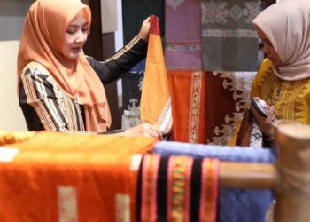 Dekranasda Aceh Latih 50 Remaja Putri Putus Sekolah Menenun Kain Songket
