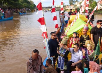 Penjabat Gubernur Meriahkan Lomba Perahu Hias PKA-8