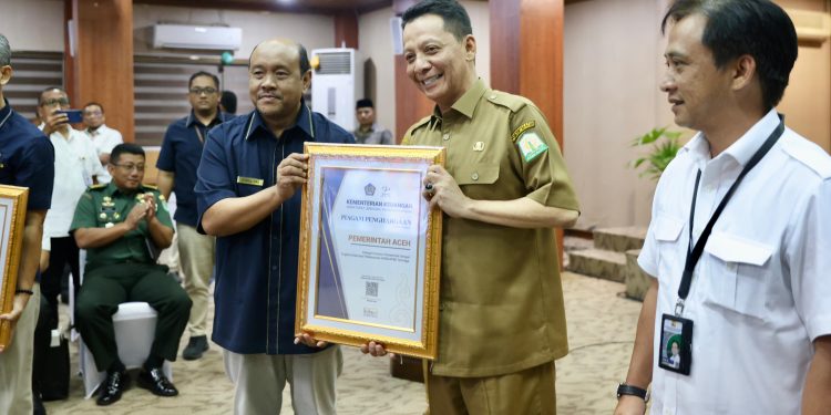 Kinerja APBA 2023 Positif, Pj Gubernur Terima Penghargaan dari Kanwil DJPb Aceh