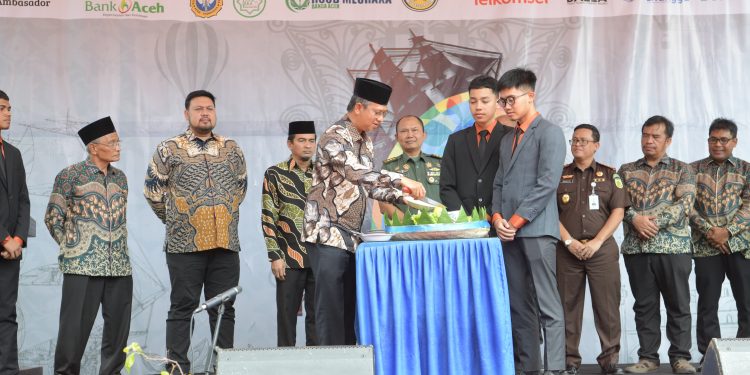 Asisten Sekda Aceh Berbagi Motivasi Raih Kesuksesan untuk Siswa SMA 10 Fajar Harapan