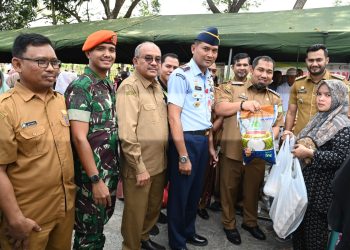 Danlanud Edi Sasmoyo dan Penjabat Bupati Iswanto Gelar Bazar Pangan Murah