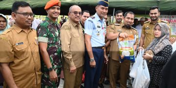 Danlanud Edi Sasmoyo dan Penjabat Bupati Iswanto Gelar Bazar Pangan Murah