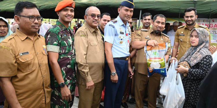 Danlanud Edi Sasmoyo dan Penjabat Bupati Iswanto Gelar Bazar Pangan Murah