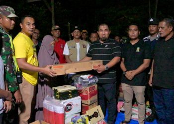 Usai Api Dijinakkan, Pj Bupati Iswanto Langsung Antar Bantuan Masa Panik Korban Kebakaran di KBJ
