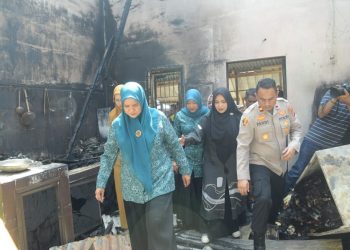 Mellani Serahkan Bantuan untuk Korban Kebakaran Meunasah Manyang
