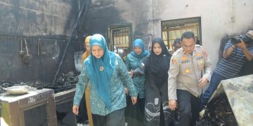 Mellani Serahkan Bantuan untuk Korban Kebakaran Meunasah Manyang