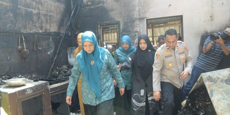 Mellani Serahkan Bantuan untuk Korban Kebakaran Meunasah Manyang