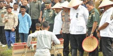 Pj Bupati Aceh Besar Dampingi Pj Gubernur Hadiri Gerakan Tanam Antisipasi Darurat Pangan