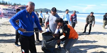 Pemkab Aceh Besar Kembali Gelar Satu Jam Pungut Sampah di Pantai Pulo Kapok