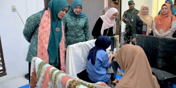 Ketua PKK Aceh Kagumi Produk Songket Sulaman Aceh Besar