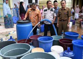 Pj Bupati Aceh Besar Turun Langsung Distribusikan Air Bersih untuk Warga Lhoknga