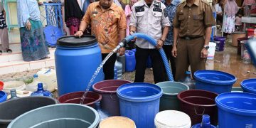 Pj Bupati Aceh Besar Turun Langsung Distribusikan Air Bersih untuk Warga Lhoknga