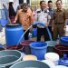 Pj Bupati Aceh Besar Turun Langsung Distribusikan Air Bersih untuk Warga Lhoknga