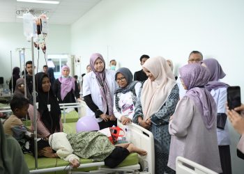Mellani Subarni Bezuk Pasien Thalasemia di RSUSDZA
