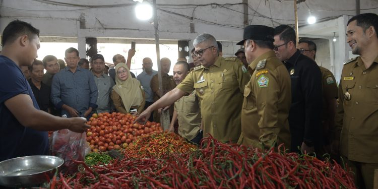 Tekan Inflasi, Pj Gubernur Buka Kegiatan Pasar Murah di Takengon